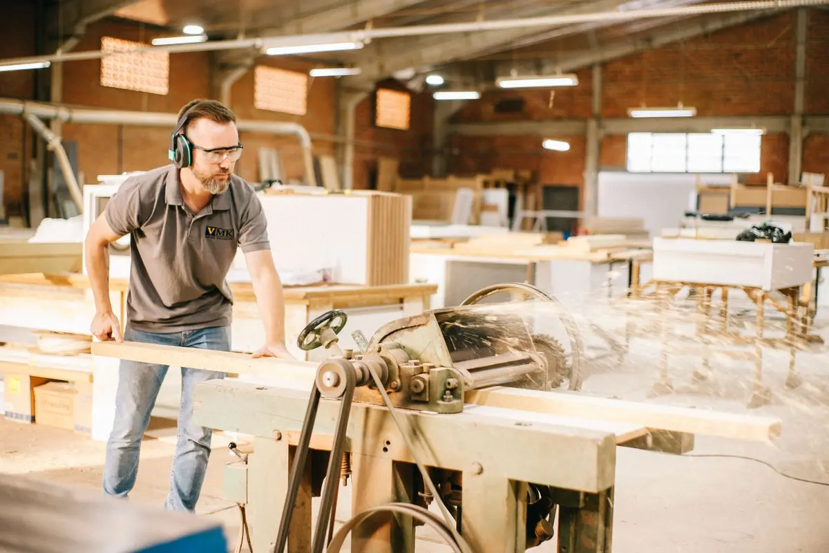 Menuisier dans un atelier équipé