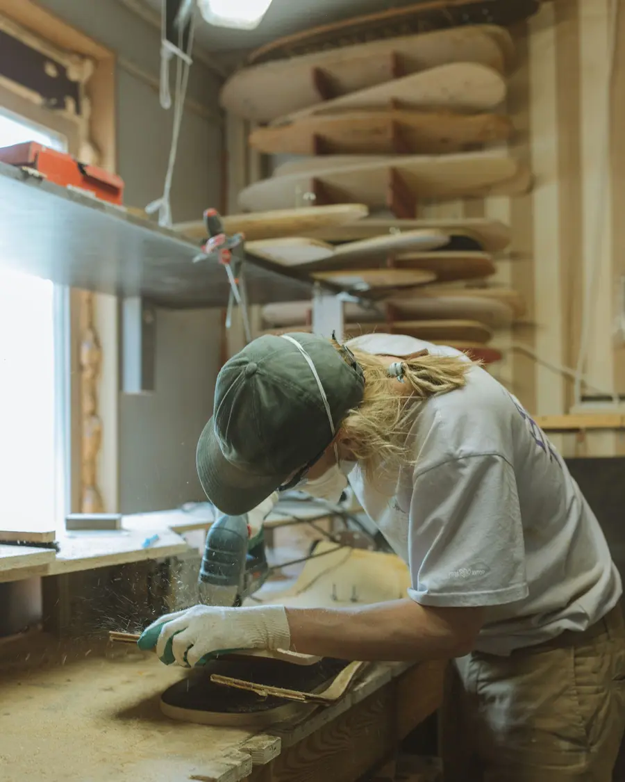 Artisan concentré sur un ouvrage en bois